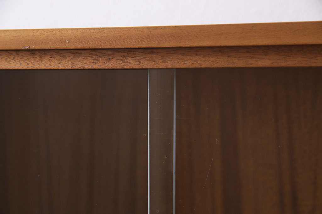 ヴィンテージ家具　北欧ビンテージ　チーク材　すっきりとしたデザインの小振りなキャビネット(収納棚、本箱、ブックケース)(R-046955)