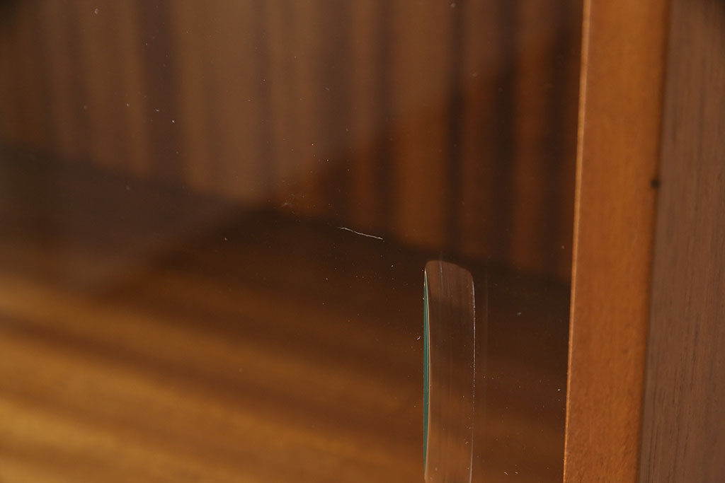 ヴィンテージ家具　北欧ビンテージ　チーク材　すっきりとしたデザインの小振りなキャビネット(収納棚、本箱、ブックケース)(R-046955)