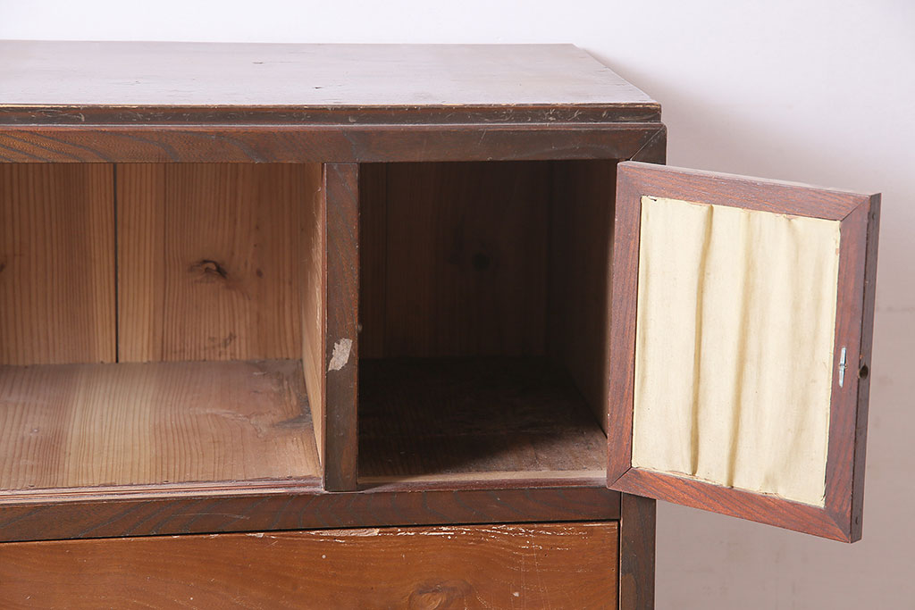 レトロ家具　戸棚付き　昭和レトロな雰囲気たっぷりのタンス(引き出し)(R-046965)