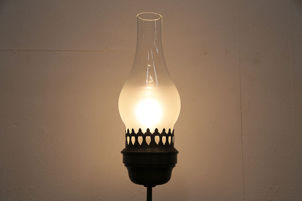 アンティーク照明　レトロな雰囲気を高めるオイルランプ型のテーブルランプ(卓上照明、スタンドライト)(R-046991)