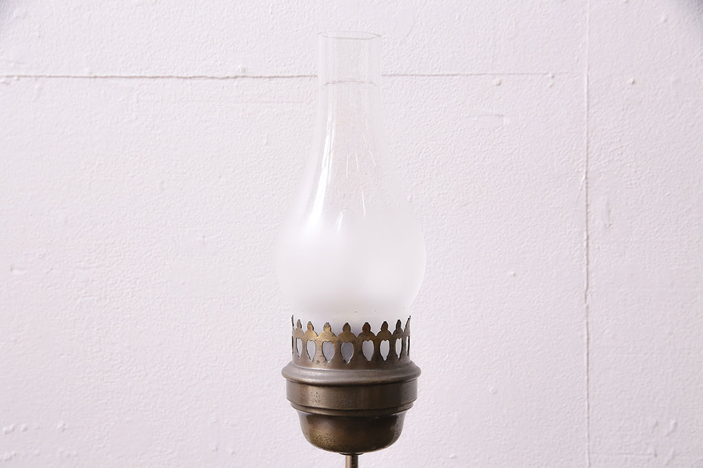 アンティーク照明　レトロな雰囲気を高めるオイルランプ型のテーブルランプ(卓上照明、スタンドライト)(R-046991)