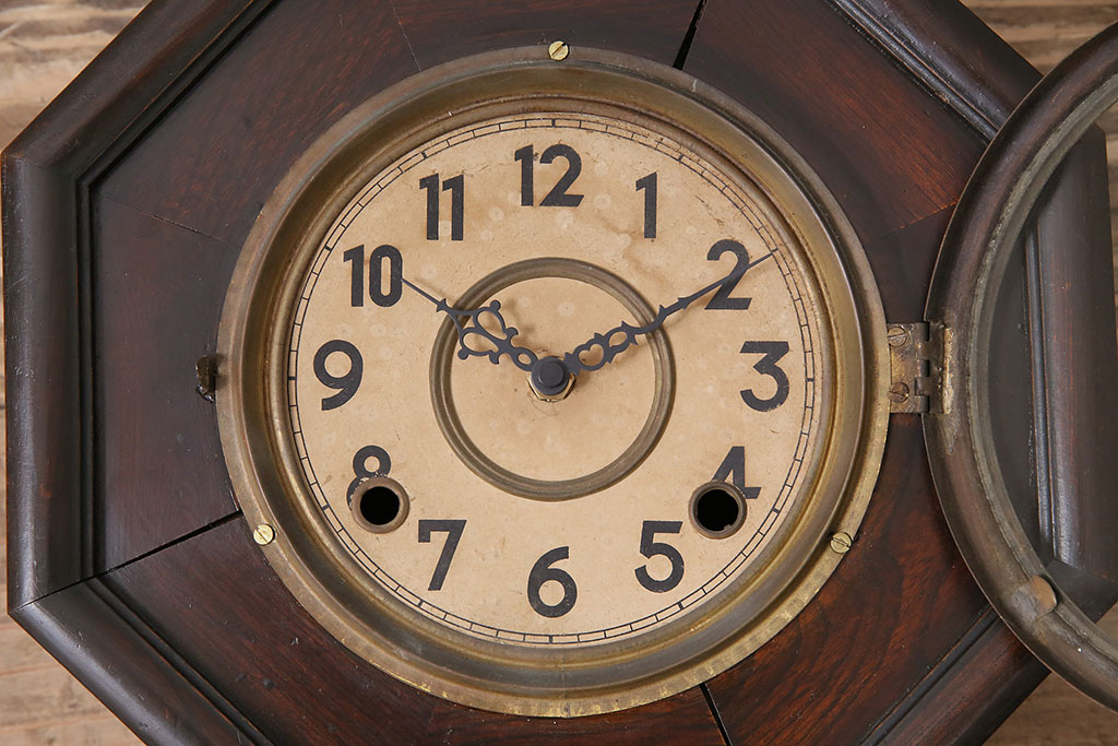 アンティーク時計　愛知県時計製造共同組合(AICHIKEN　CLOCK-MAKERS'　UNION'S　MARK)　電池式　年月を重ねた趣溢れる八角型柱時計(掛け時計、古時計)(R-047033)