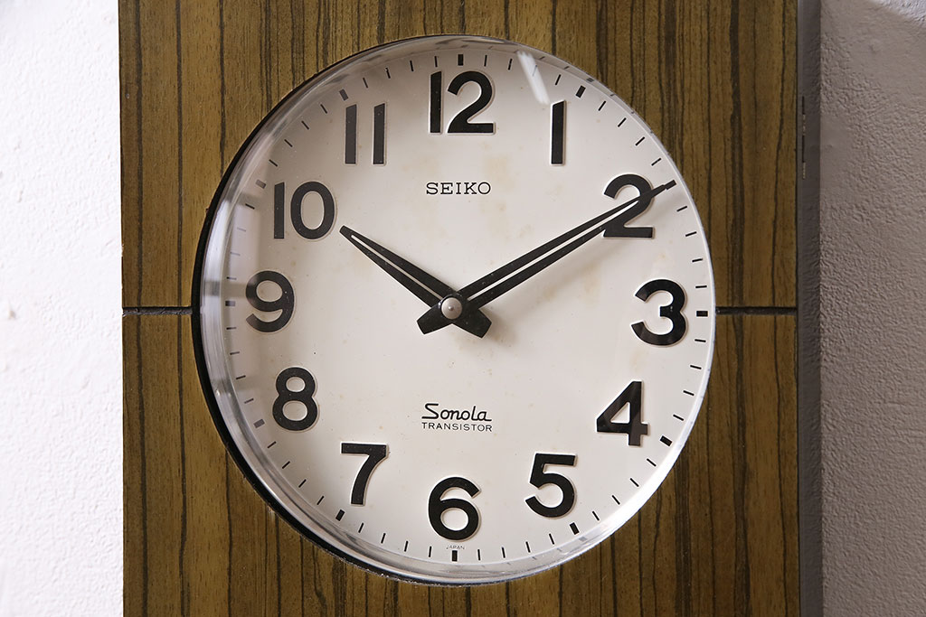 アンティーク時計　昭和レトロ　SEIKO　Sonola(セイコー・ソノーラ)　電池式　カレンダー付き　 レトロな雰囲気漂う掛け時計(トランジスタ時計、柱時計)(R-047034)
