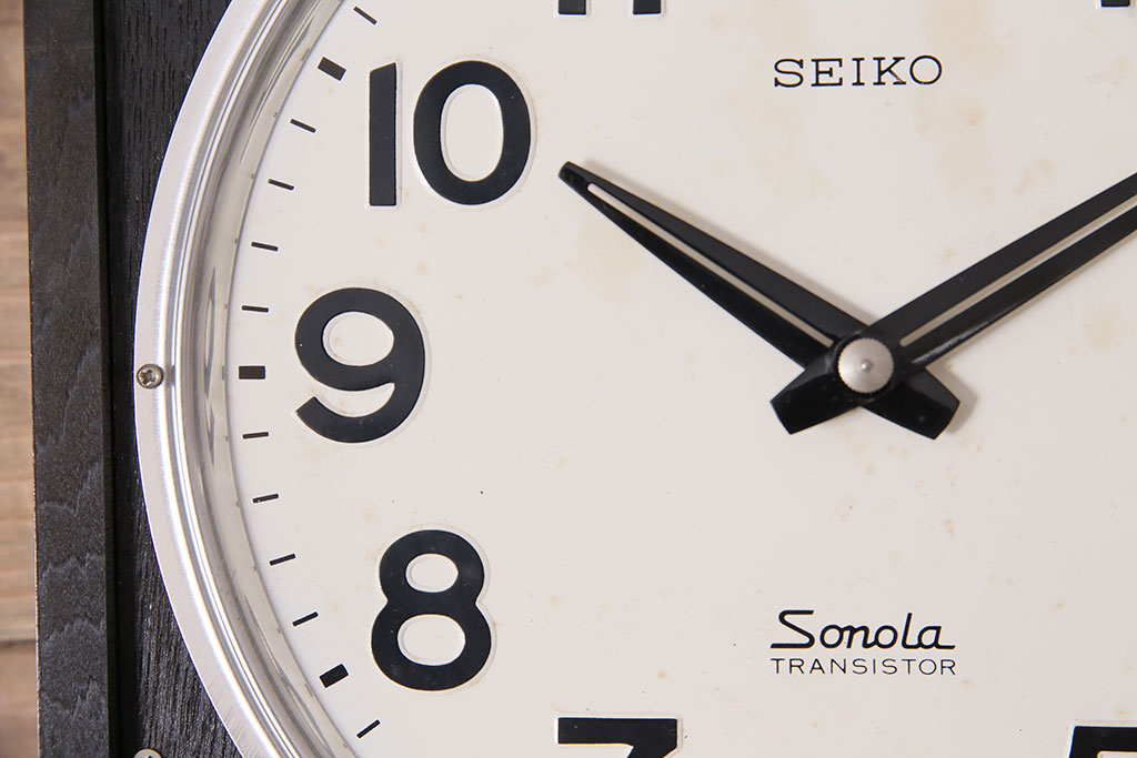 アンティーク時計　昭和レトロ　SEIKO　Sonola(セイコー・ソノーラ)　電池式　カレンダー付き　レトロな雰囲気漂う掛け時計(トランジスタ時計、柱時計)(R-047034)