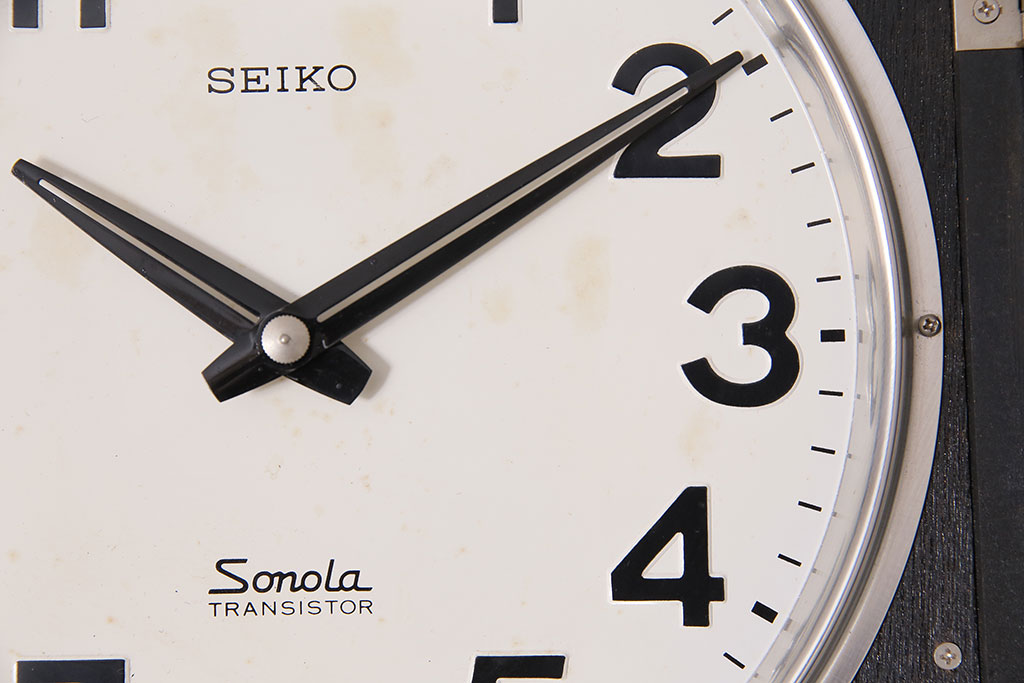 アンティーク時計　昭和レトロ　SEIKO　Sonola(セイコー・ソノーラ)　電池式　カレンダー付き　レトロな雰囲気漂う掛け時計(トランジスタ時計、柱時計)(R-047034)