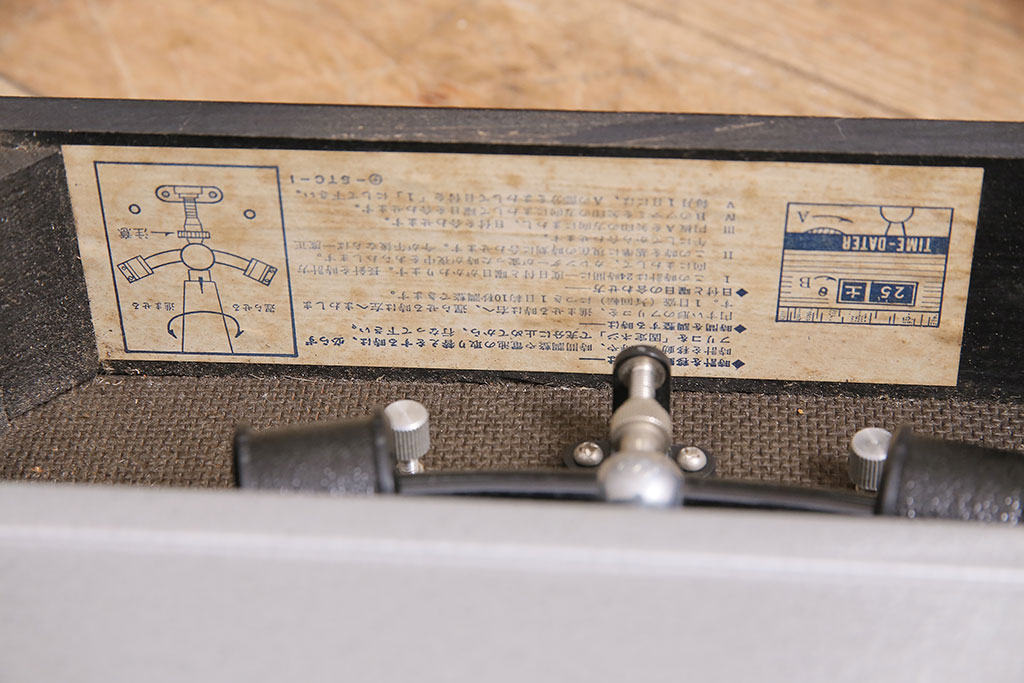 アンティーク時計　昭和レトロ　SEIKO　Sonola(セイコー・ソノーラ)　電池式　カレンダー付き　レトロな雰囲気漂う掛け時計(トランジスタ時計、柱時計)(R-047034)
