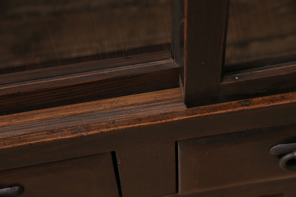 和製アンティーク　前面ヒノキ材・ケヤキ材　組子ガラスが目を引く渋い風合いの重ね戸棚(食器棚、収納棚)(R-047036)
