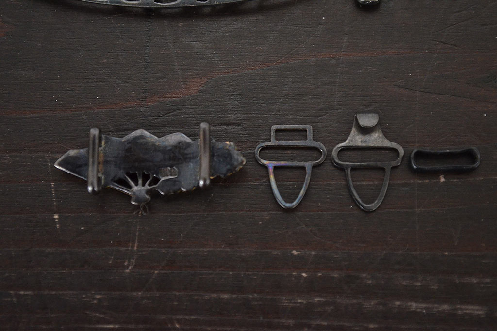 昭和初期　古い帯留5点(純銀、燕、彫金、螺鈿、鼈甲、在銘、鎌倉彫、帯留め)(R-047049)