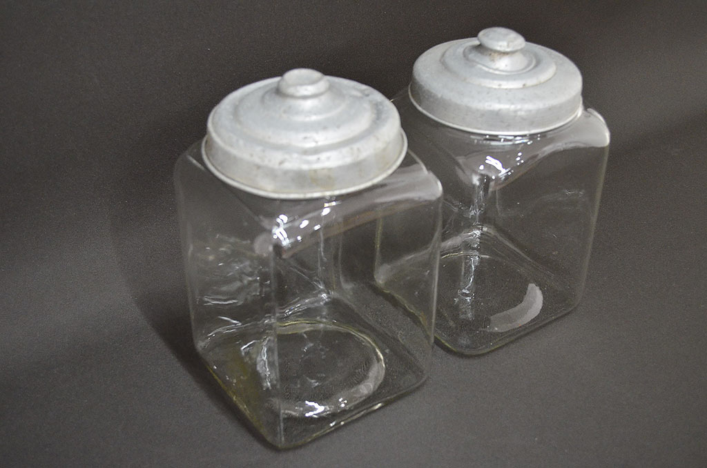 昭和レトロ　ガラス瓶2個セット(蓋付き、容器、硝子、ガラスビン)(R-047079)