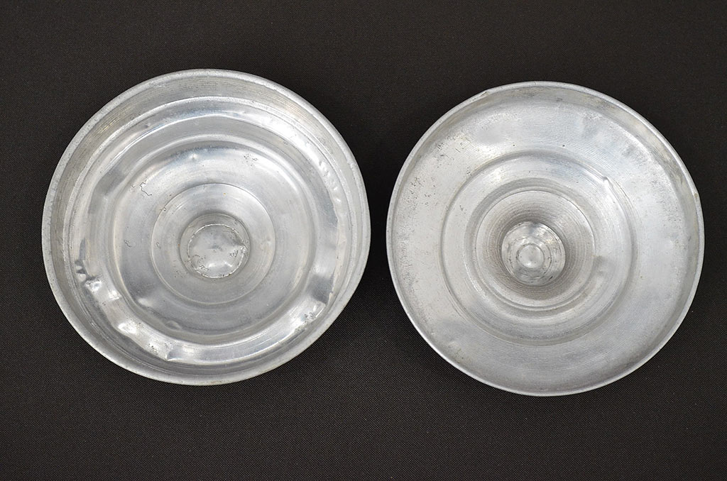 昭和レトロ　ガラス瓶2個セット(蓋付き、容器、硝子、ガラスビン)(R-047079)