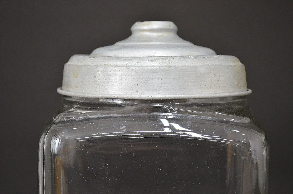 昭和レトロ　ガラス瓶2個セット(蓋付き、容器、硝子、ガラスビン)(R-047079)
