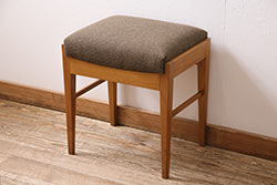 イギリスヴィンテージ　HERBERT E. GIBBS(ハーバート・E・ギブス)　チーク材　ブラウン座面がお洒落な角型スツール(チェア、椅子、ビンテージ)(R-047105)