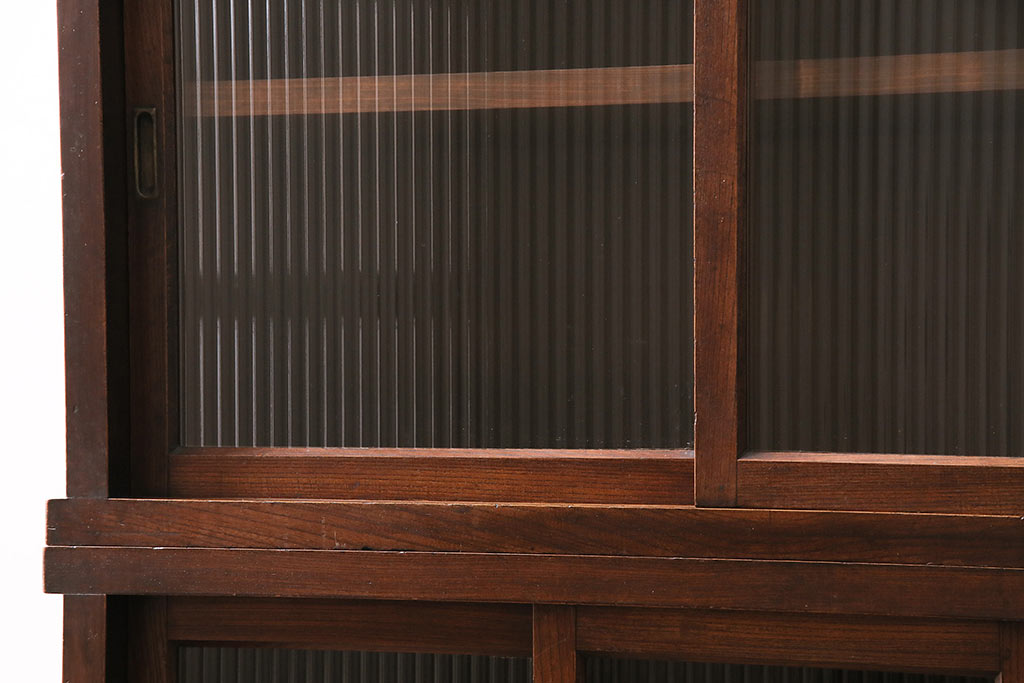 和製アンティーク　前面ケヤキ材　レトロなモールガラスを取り入れた食器棚(関東水屋箪笥、重ね箪笥、収納棚、キャビネット)(R-047123)