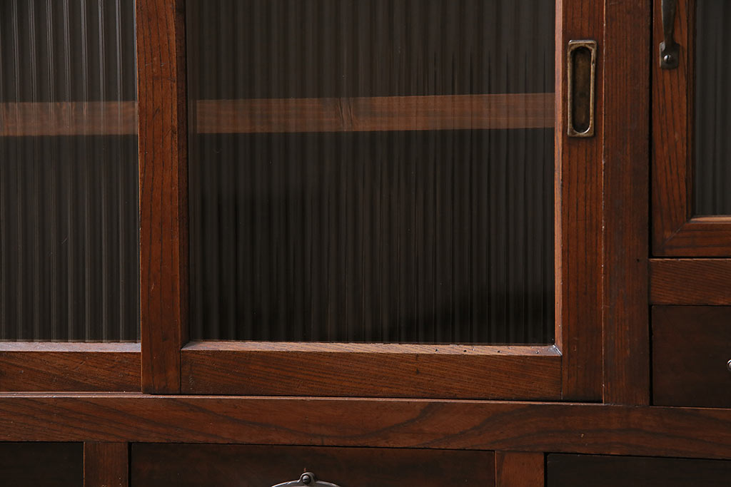 和製アンティーク　前面ケヤキ材　レトロなモールガラスを取り入れた食器棚(関東水屋箪笥、重ね箪笥、収納棚、キャビネット)(R-047123)