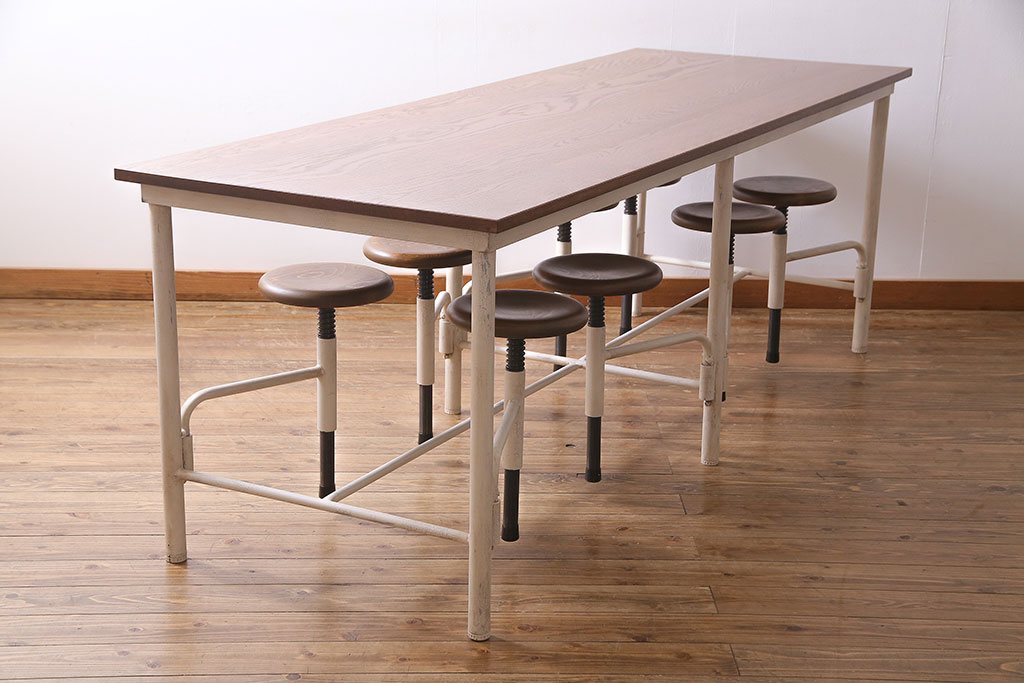 【オーダー家具実例】格納スツール付き8人掛けテーブルを新規製作しました。ラフジュ工房オリジナルの商品を参考に、ご希望のサイズで再現。天板の木色とペイントしたアンティークホワイトの組み合わせでナチュラルな雰囲気に仕上がりました。(ダイニングテーブル、作業台、椅子)