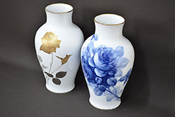 大倉陶園　ブルーローズ　金蝕バラ　花瓶2点セット　定価91,800円(花器、フラワーベース)(R-047188)