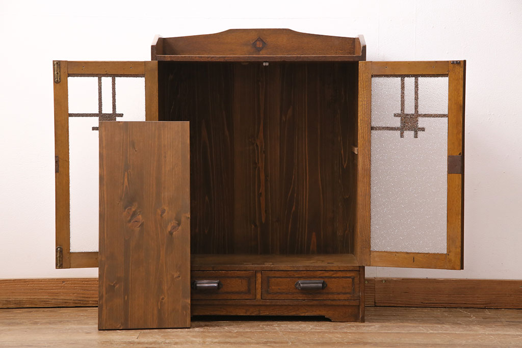 【セミオーダー家具実例】昭和初期の戸棚に高品質リペアを施しました。建具はダイヤガラスへ差し替え、雰囲気に合う引き手金具に、引き出しの引き手はかぶせ引き手に取り替え。現状に近しい色味に仕上げました。(収納棚、本箱、キャビネット)