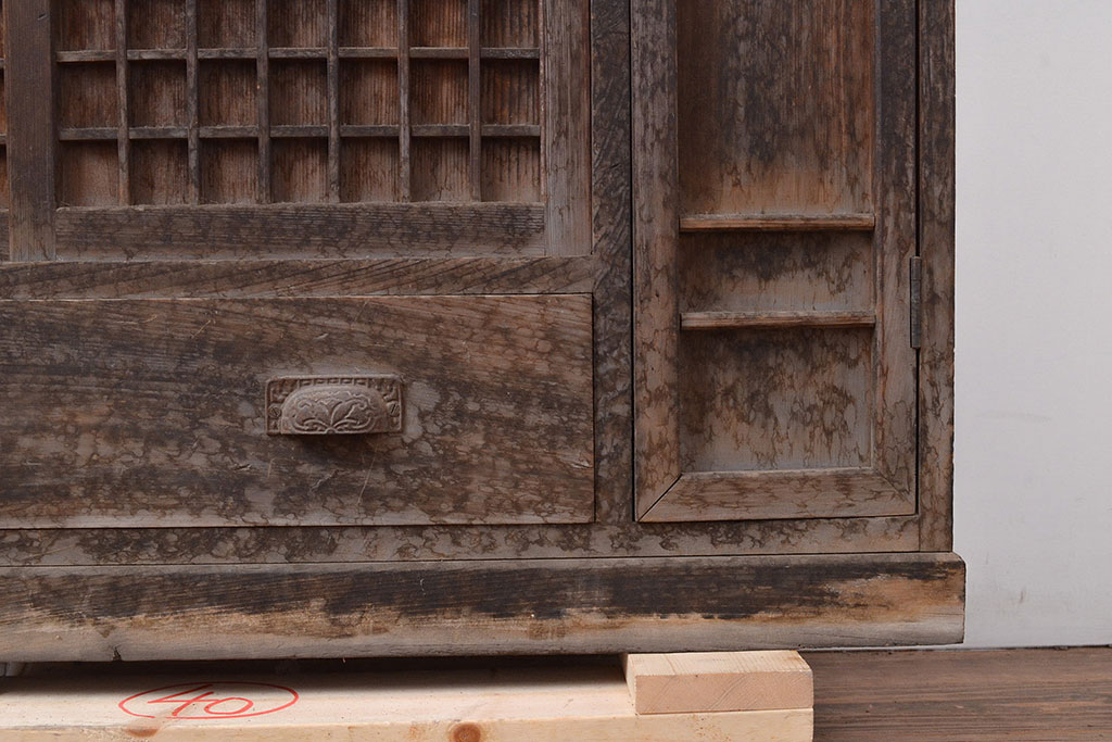 和製アンティーク　ヒノキ材の使い込まれた風合いと升格子が趣あふれる収納棚(下駄箱、戸棚、キャビネット)(R-047233)