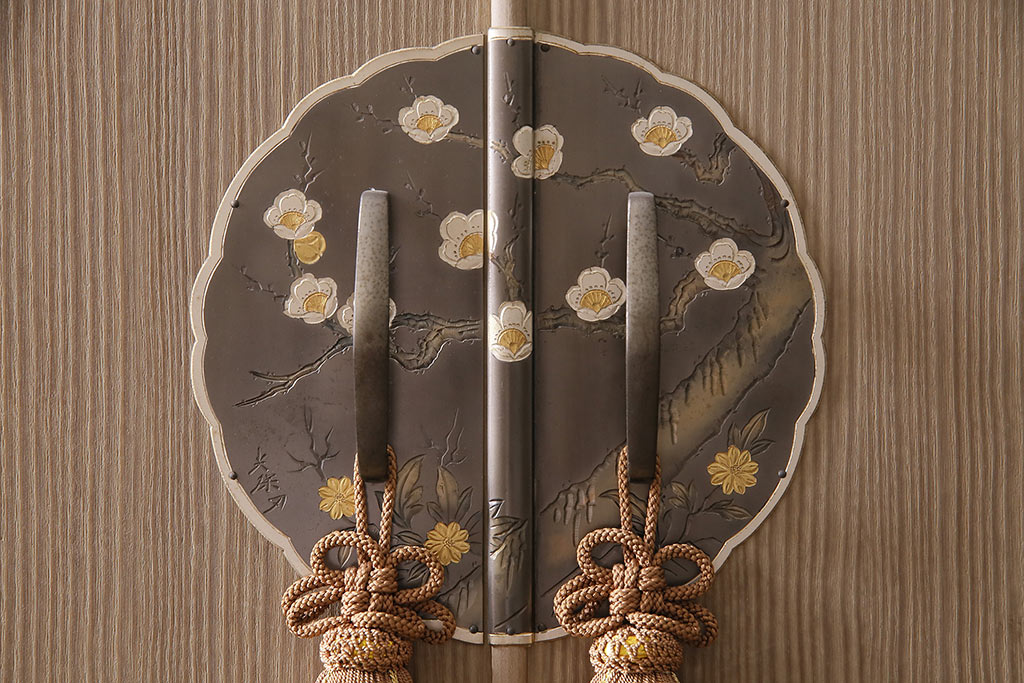 中古　伝統工芸　衣装盆付き　梅の花の意匠金具が上品な加茂総桐箪笥(総桐たんす、着物箪笥、収納箪笥、整理箪笥、和たんす)(R-047241)