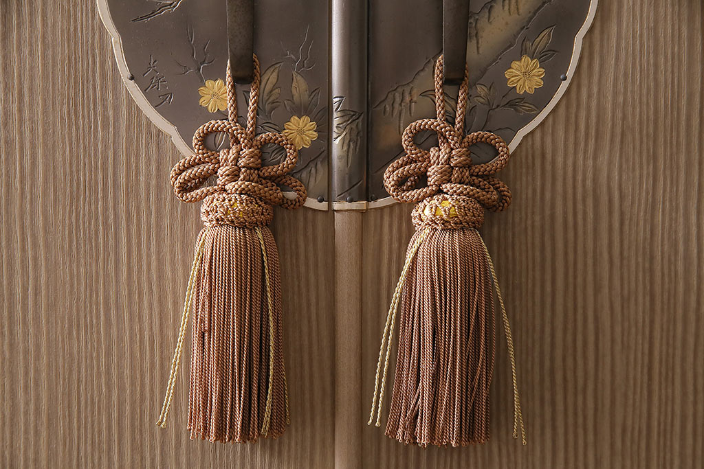 中古　伝統工芸　衣装盆付き　梅の花の意匠金具が上品な加茂総桐箪笥(総桐たんす、着物箪笥、収納箪笥、整理箪笥、和たんす)(R-047241)