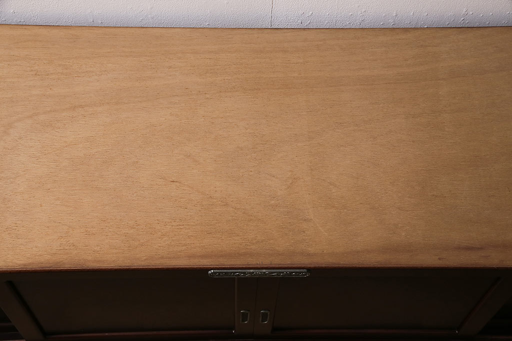 中古　民芸家具　濃い色合いの木肌に優美な牡丹金具が映える箪笥サイドボード(収納棚、テレビボード)(R-047244)