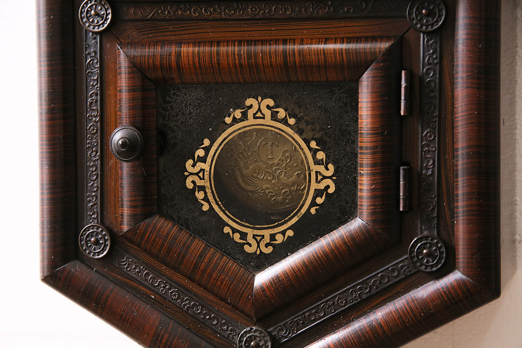 アンティーク時計　PENDULUM OCTAGON　細かい彫が上品さを演出する八角合長のゼンマイ式掛け時計(振り子時計、柱時計)(R-047248)