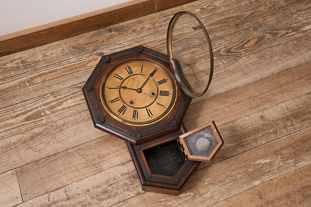 アンティーク時計　PENDULUM OCTAGON　細かい彫が上品さを演出する八角合長のゼンマイ式掛け時計(振り子時計、柱時計)(R-047248)