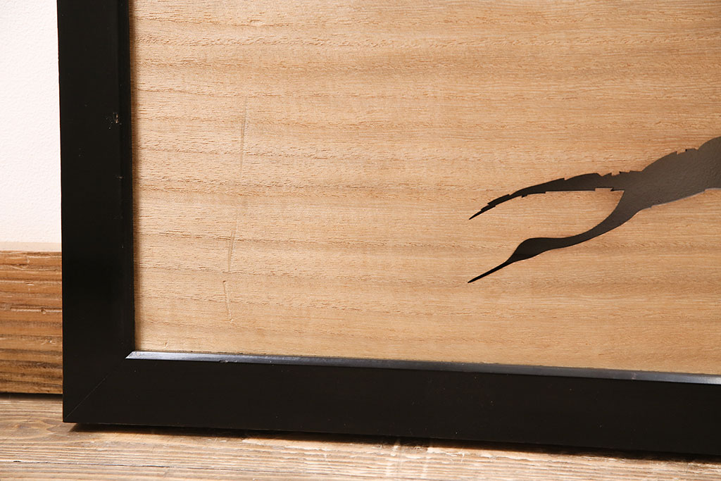 アンティーク建具　昭和レトロ　枠漆塗り　飛ぶ鶴の様子が透かし彫りで表現された欄間(明り取り、明かり取り)(R-047258)