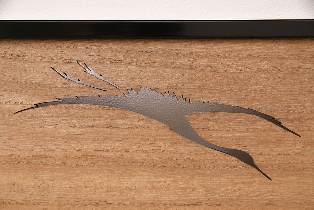 アンティーク建具　昭和レトロ　枠漆塗り　飛ぶ鶴の様子が透かし彫りで表現された欄間(明り取り、明かり取り)(R-047258)