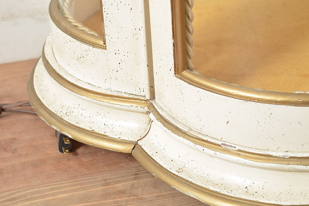 中古　海外輸入家具　ホワイト×ゴールドカラーがお洒落なユニークなデザインのガラスケース(Rガラス、ショーケース、飾り棚)(R-047289)