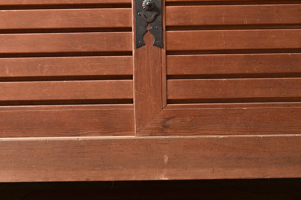 和製アンティーク　ヒノキ材　和モダンな空間作りに!横桟が上品な収納箪笥(水屋箪笥、サイドボード)(R-047299)