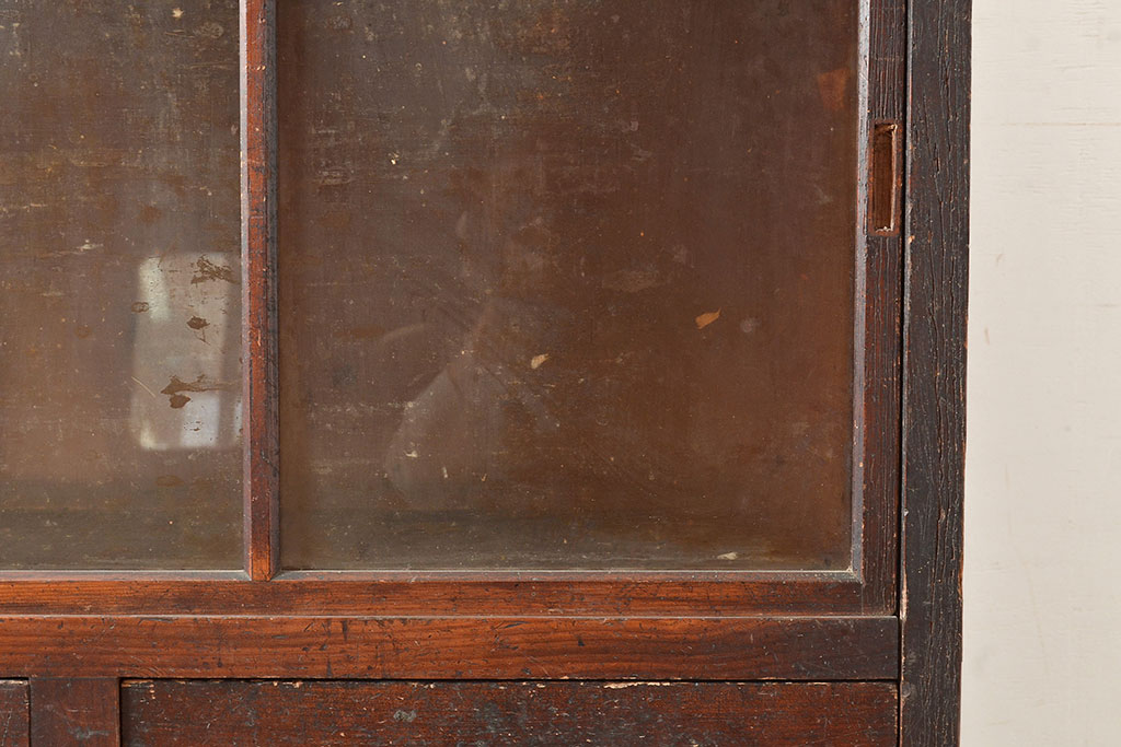 和製アンティーク　ヒノキ材　年月を重ねた味わいがたっぷり感じられるガラス戸棚(収納棚、サイドボード)(R-047300)