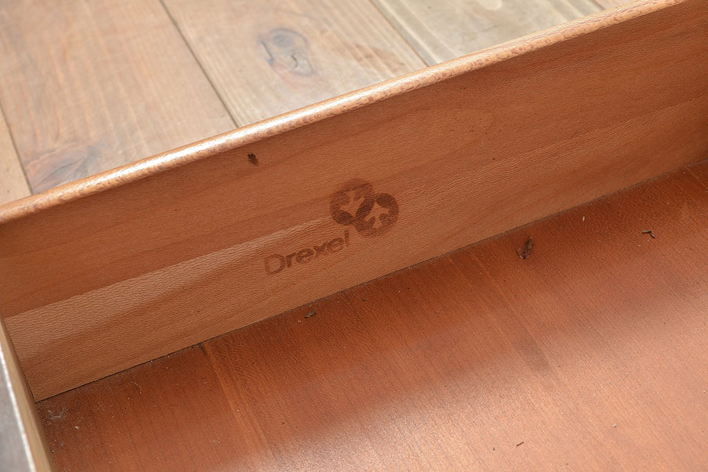 中古　DREXEL HERITAGE(ドレクセルヘリテイジ)　LARRY W. KIDDY　コレクションケースにおすすめ!高級感を演出する照明付きキャビネット(キュリオケース、飾り棚)(R-047305)