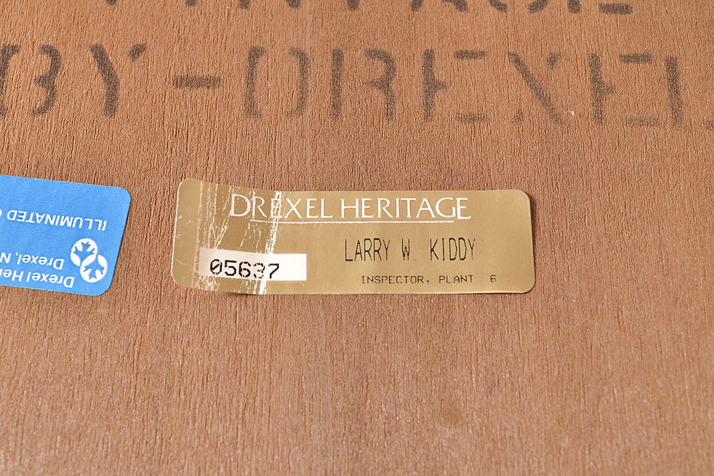 中古　DREXEL HERITAGE(ドレクセルヘリテイジ)　LARRY W. KIDDY　コレクションケースにおすすめ!高級感を演出する照明付きキャビネット(キュリオケース、飾り棚)(R-047305)