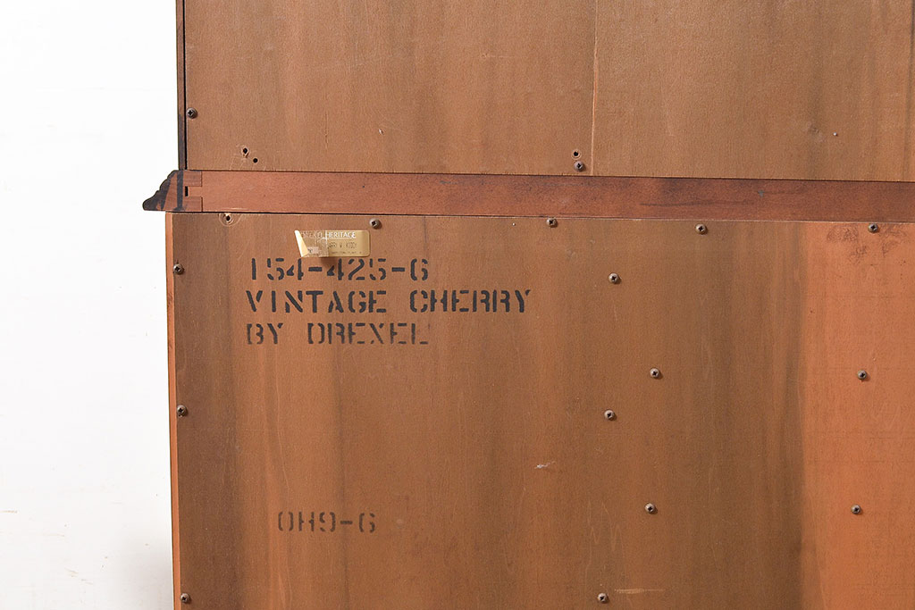 中古　DREXEL HERITAGE(ドレクセルヘリテイジ)　LARRY W. KIDDY　コレクションケースにおすすめ!高級感を演出する照明付きキャビネット(キュリオケース、飾り棚)(R-047305)