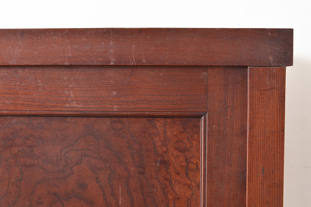 和製アンティーク　漆塗り　前面ケヤキ材製の重厚な雰囲気が魅力的な戸棚(食器棚、収納棚、キャビネット、)(R-047306)