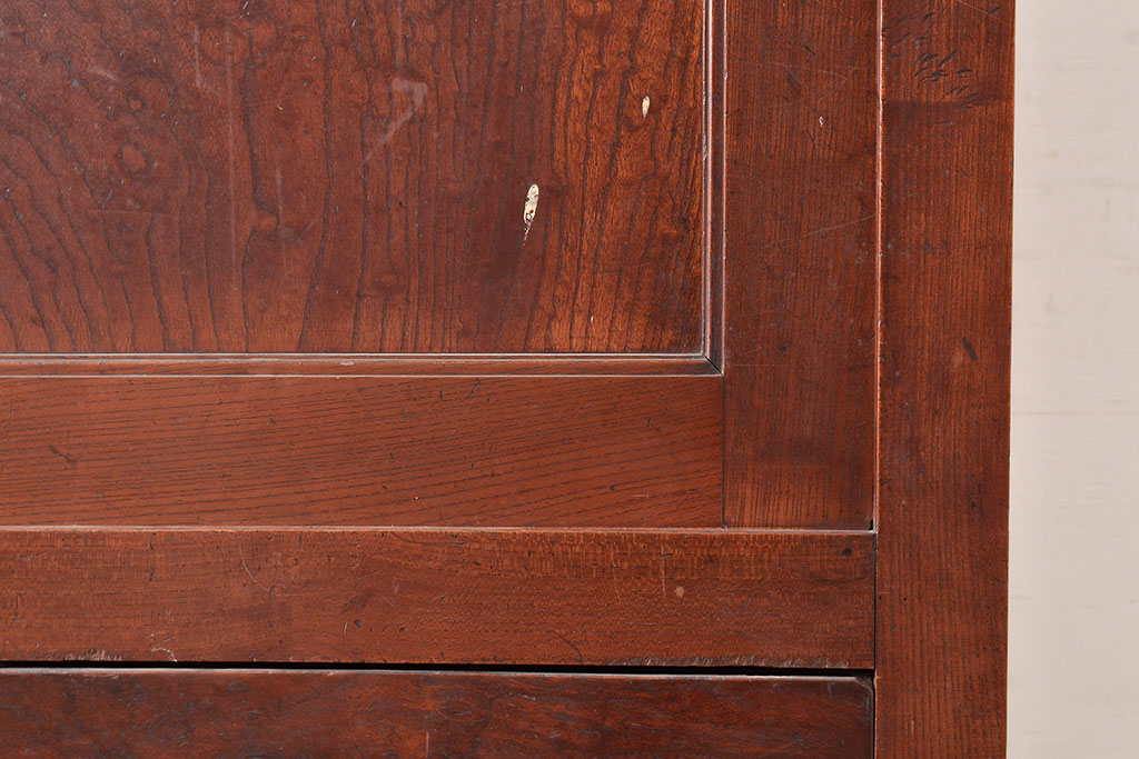 和製アンティーク　漆塗り　前面ケヤキ材製の重厚な雰囲気が魅力的な戸棚(食器棚、収納棚、キャビネット、)(R-047306)