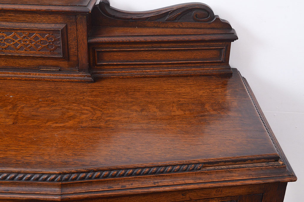 イギリスアンティーク　重厚感のある佇まいが魅力的なオーク材製のサイドボード(キャビネット、収納棚)(R-047318)
