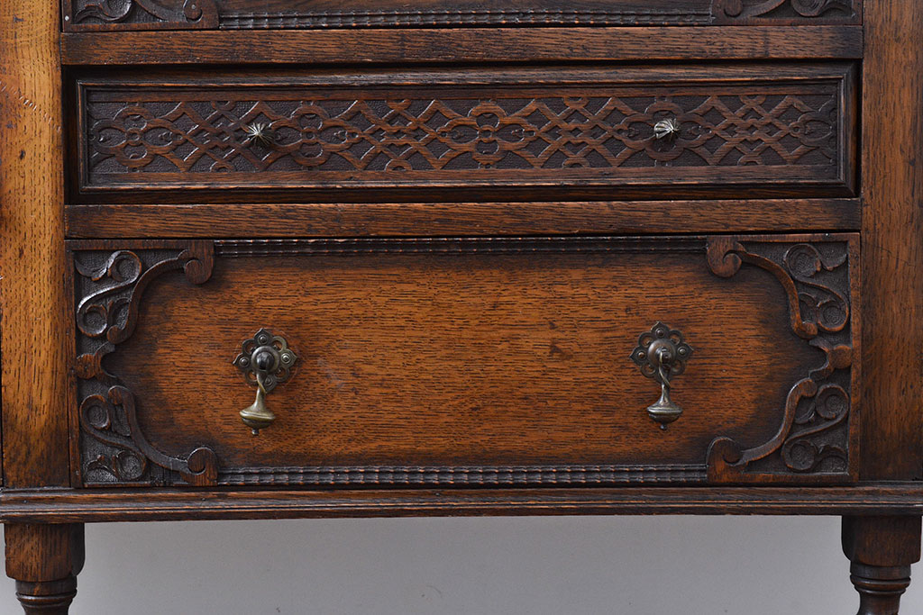 イギリスアンティーク　重厚感のある佇まいが魅力的なオーク材製のサイドボード(キャビネット、収納棚)(R-047318)