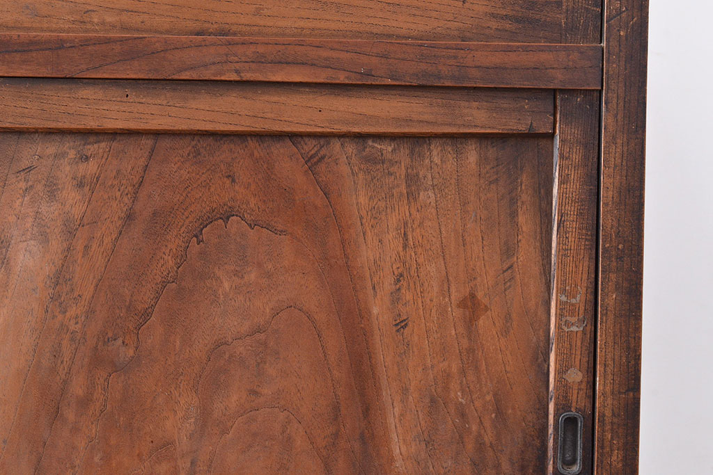 和製アンティーク　大胆でくっきりとした杢目が趣溢れる前面ケヤキ材製の関東水屋箪笥(重ね箪笥、収納棚、茶棚、キャビネット)(R-047320)