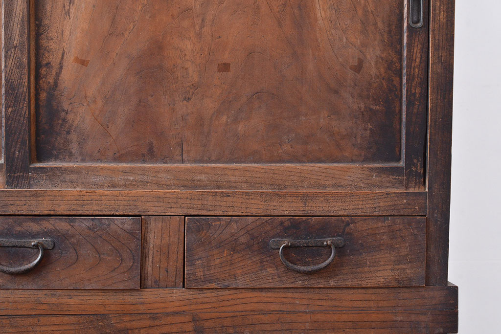 和製アンティーク　大胆でくっきりとした杢目が趣溢れる前面ケヤキ材製の関東水屋箪笥(重ね箪笥、収納棚、茶棚、キャビネット)(R-047320)