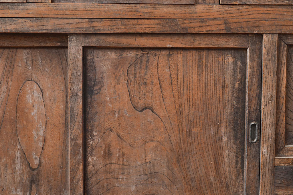和製アンティーク　大胆でくっきりとした杢目が趣溢れる前面ケヤキ材製の関東水屋箪笥(サイドボード、収納棚、茶棚、キャビネット)(R-047322)