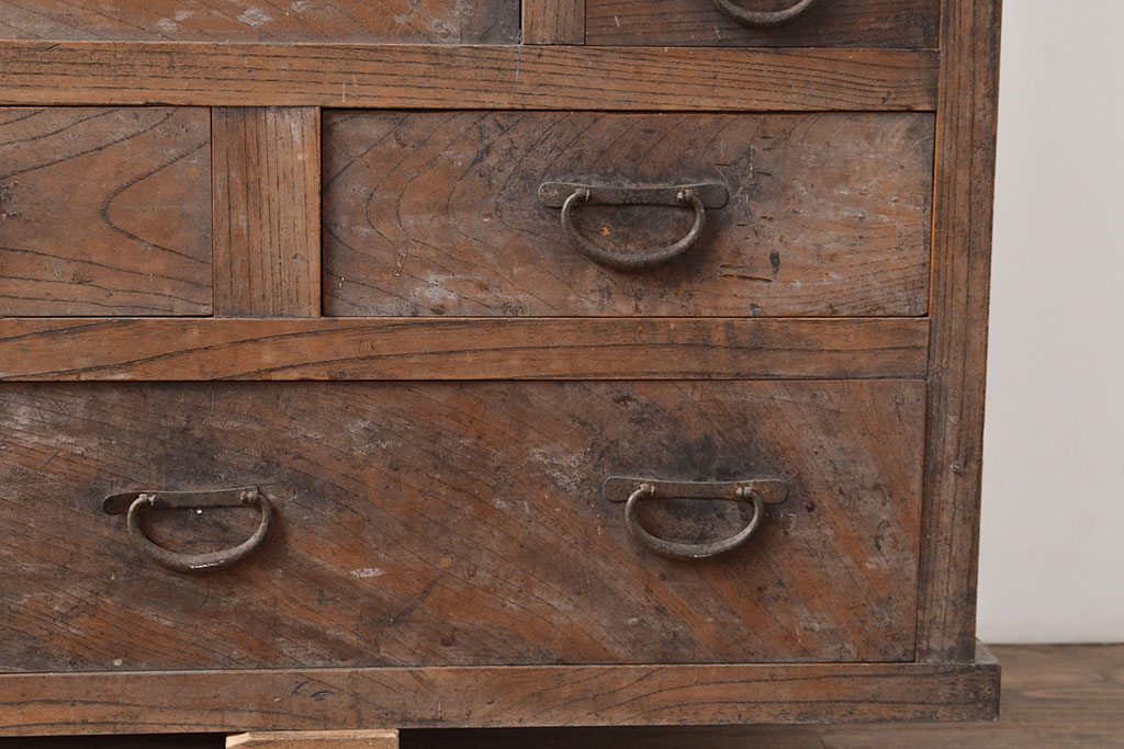和製アンティーク　大胆でくっきりとした杢目が趣溢れる前面ケヤキ材製の関東水屋箪笥(サイドボード、収納棚、茶棚、キャビネット)(R-047322)