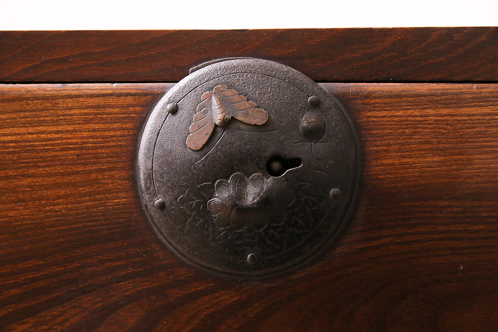 和製アンティーク　シンプルながらも凝った意匠の金具が楽しめる二本松箪笥ローボード(引き出し、チェスト、テレビ台)(R-047338)