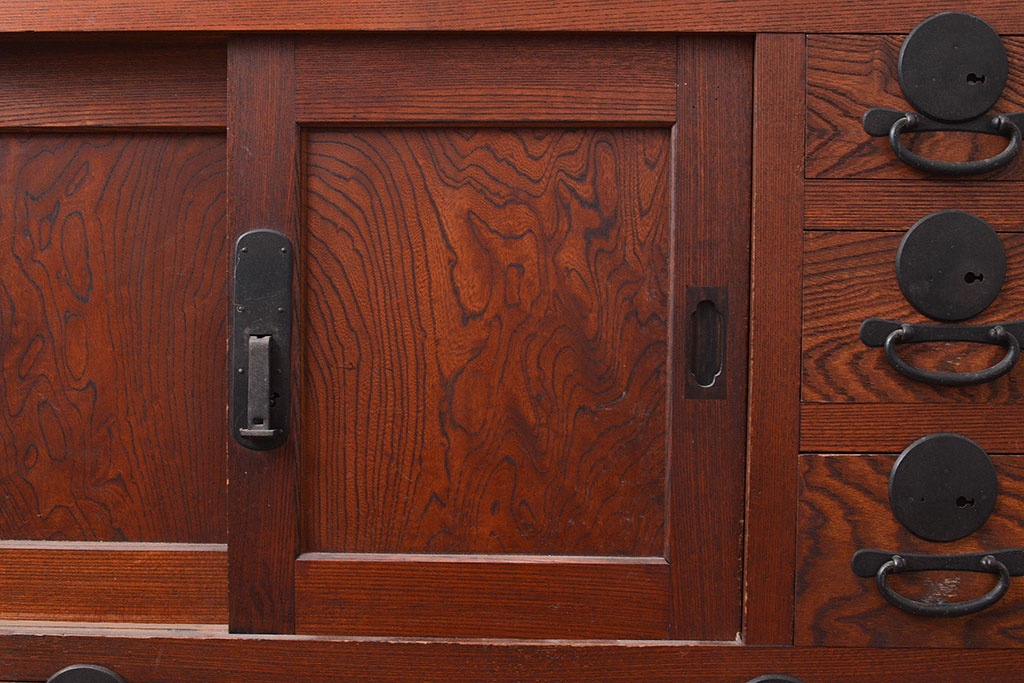美品　アンティーク家具　ケヤキ材の木目が美しい漆塗り帳場箪笥(戸棚、収納棚、キャビネット)(R-047345)