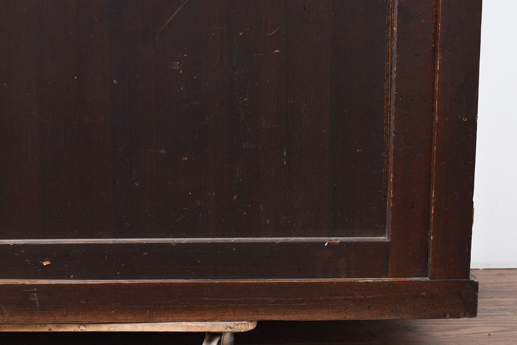 和製アンティーク　前面ヒノキ材　古い木の味わいが楽しめる重厚な佇まいの重ね箪笥(水屋箪笥、収納箪笥、収納棚)(R-047350)