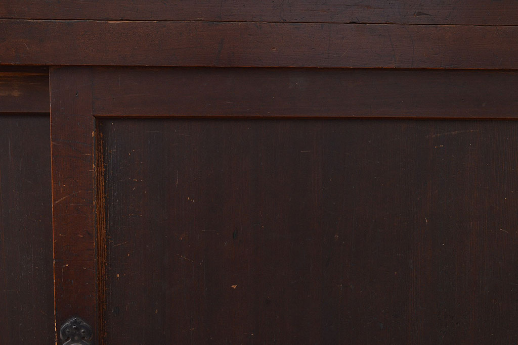 和製アンティーク　前面ヒノキ材　古い木の味わいが楽しめる重厚な佇まいの箪笥サイドボード(水屋箪笥、収納箪笥、収納棚)(R-047352)