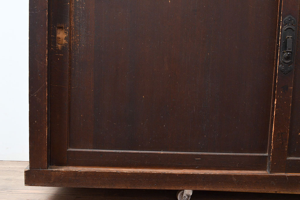 和製アンティーク　前面ヒノキ材　古い木の味わいが楽しめる重厚な佇まいの箪笥サイドボード(水屋箪笥、収納箪笥、収納棚)(R-047352)