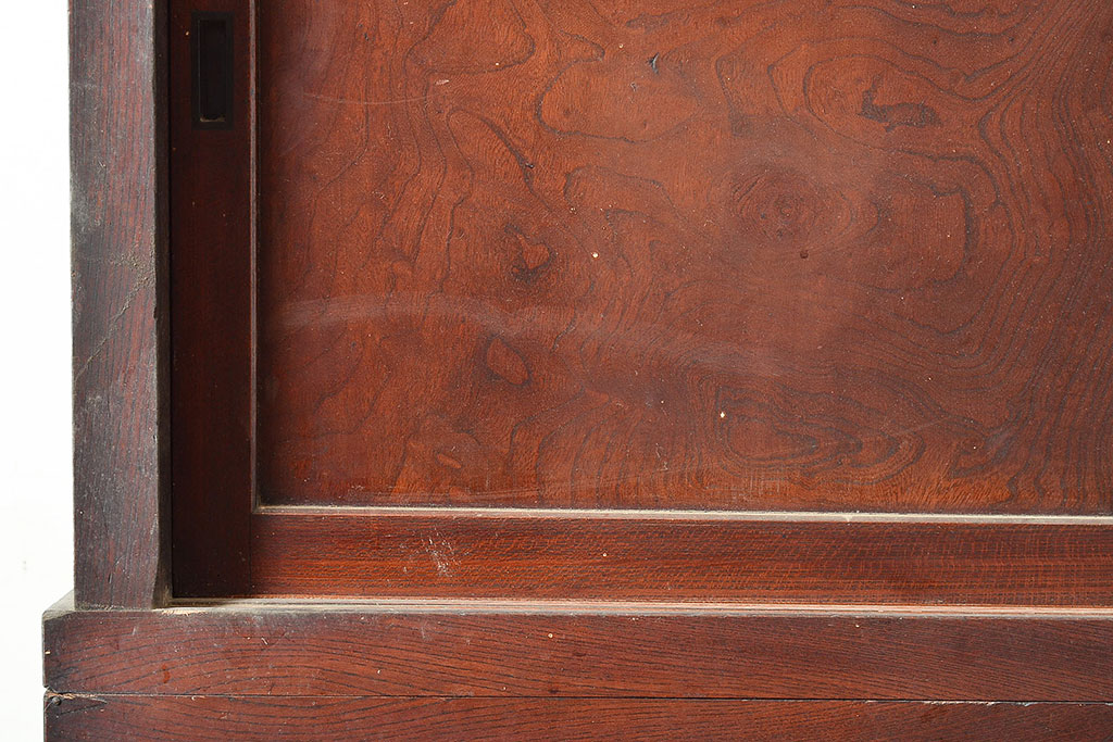 和製アンティーク　漆塗り　大胆でくっきりとした杢目が存在感抜群の前面ケヤキ材製収納棚(関東水屋箪笥、茶棚、キャビネット、リビングボード)(R-047364)