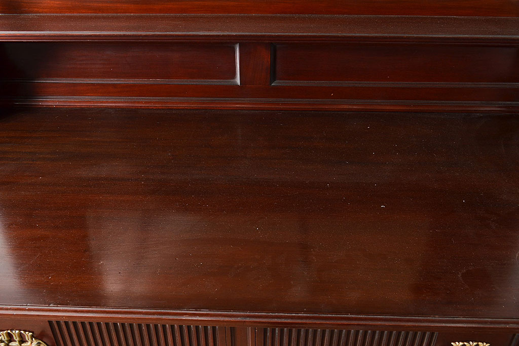 イギリスアンティーク　高級品　華やかな意匠が詰まったマホガニー材製のキャビネット(収納棚)(R-047368)